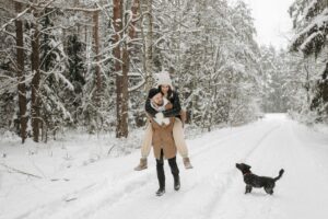 Koppel en honden in de sneeuw